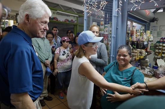El ex mandatario estadunidense anunció que su fundación envió a Puerto Rico 76 toneladas de medicamentos y equipos técnicos.