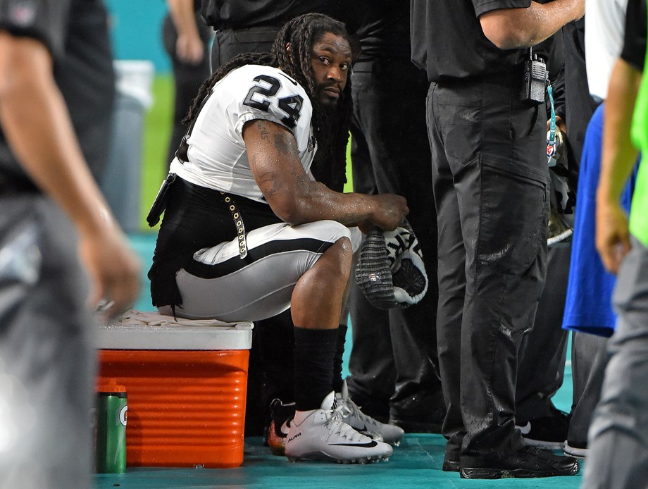 Marshaw Lynch, running back de los Raiders, permaneció sentado cuando se cantó el himno de Estados Unidos en el Estadio Azteca y permaneció de pie dur