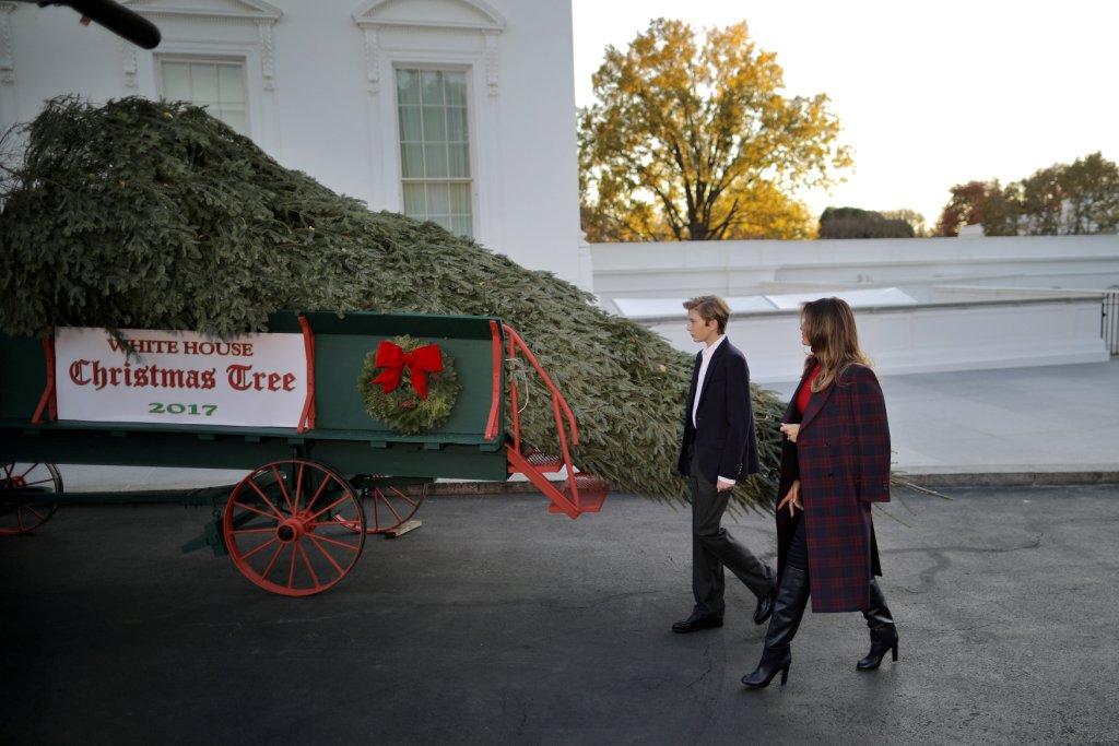Melania y Barron Trump recibieron el árbol en la Casa Blanca.
