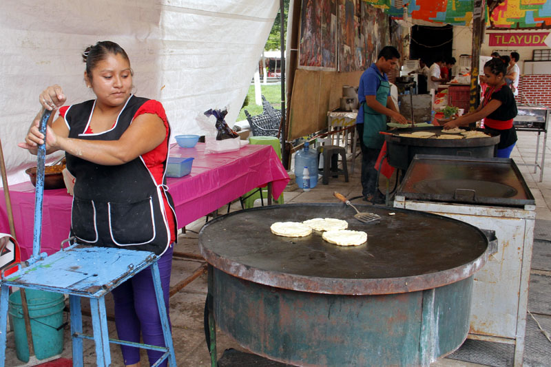 Las señoras que atienden los puestos piden que se no se olviden de los postres y ofertan sus buñuelos.