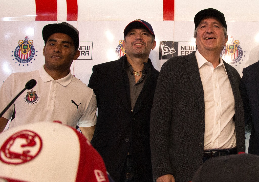 José Juan Vázquez en su presentación con Chivas a lado de Higuera y Vergara 