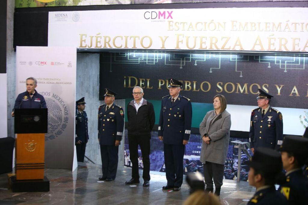 Mancera encabezó la inauguración de la muestra fotográfica en honor al Ejercito mexicano y la Fuerza Aérea.