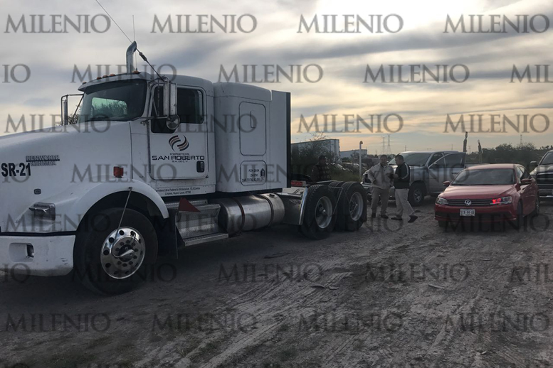 Las pipas y los tractocamiones fueron asegurados en una brecha de la carretera a Monclova.