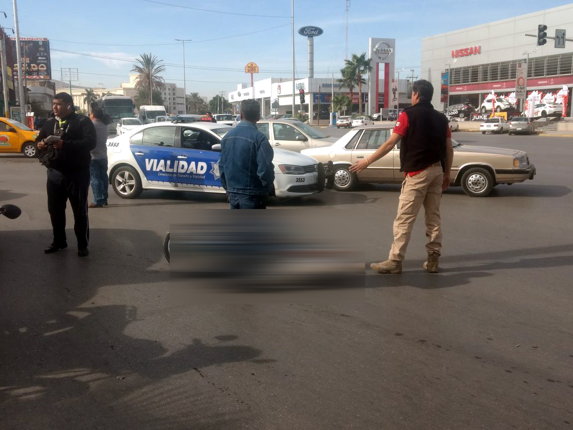 El responsable fue el conductor de la camioneta por dar vuelta con semáforo en rojo.