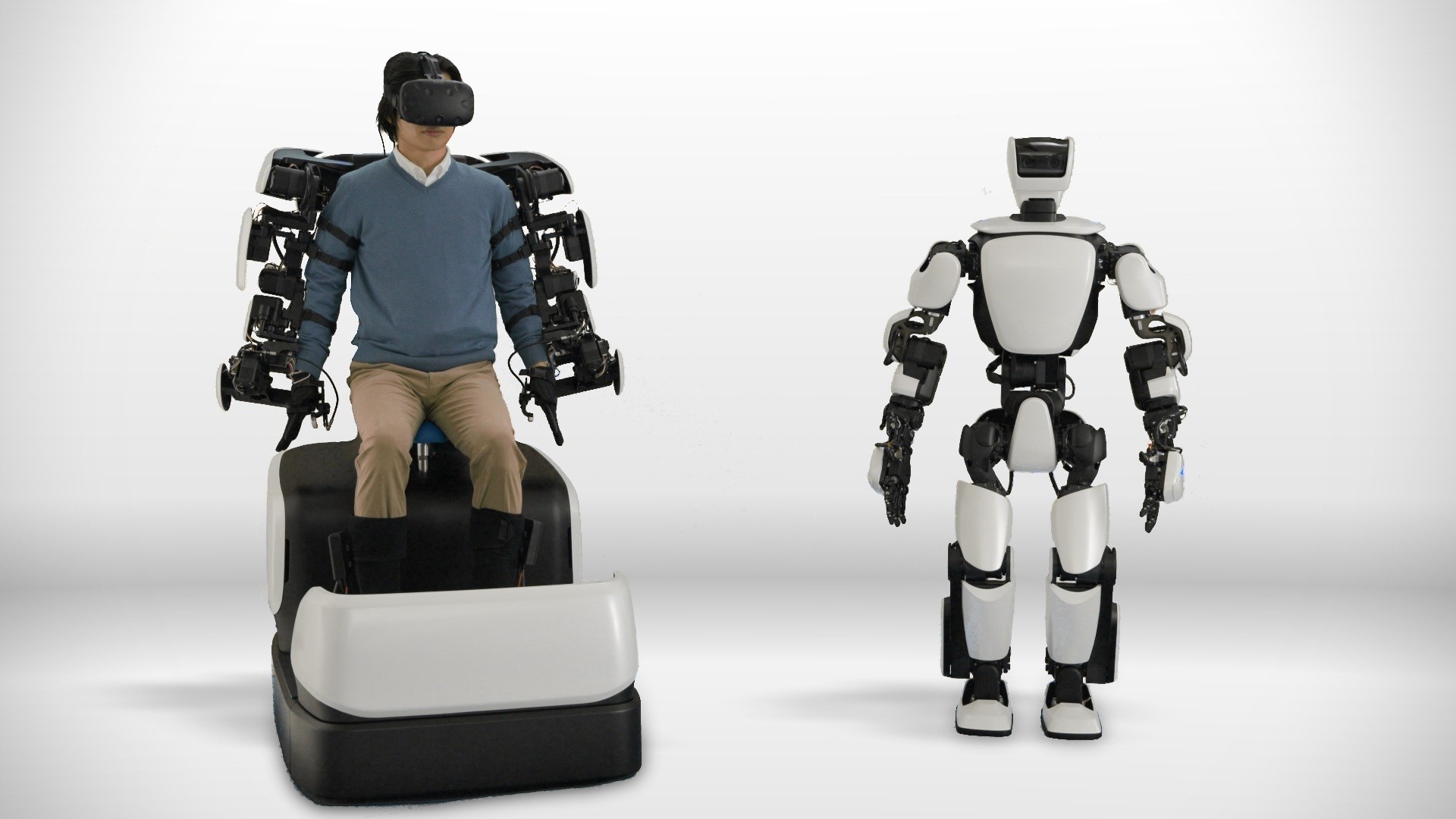T-HR3, el robot humanoide de Toyota, se controla con movimientos del operador.