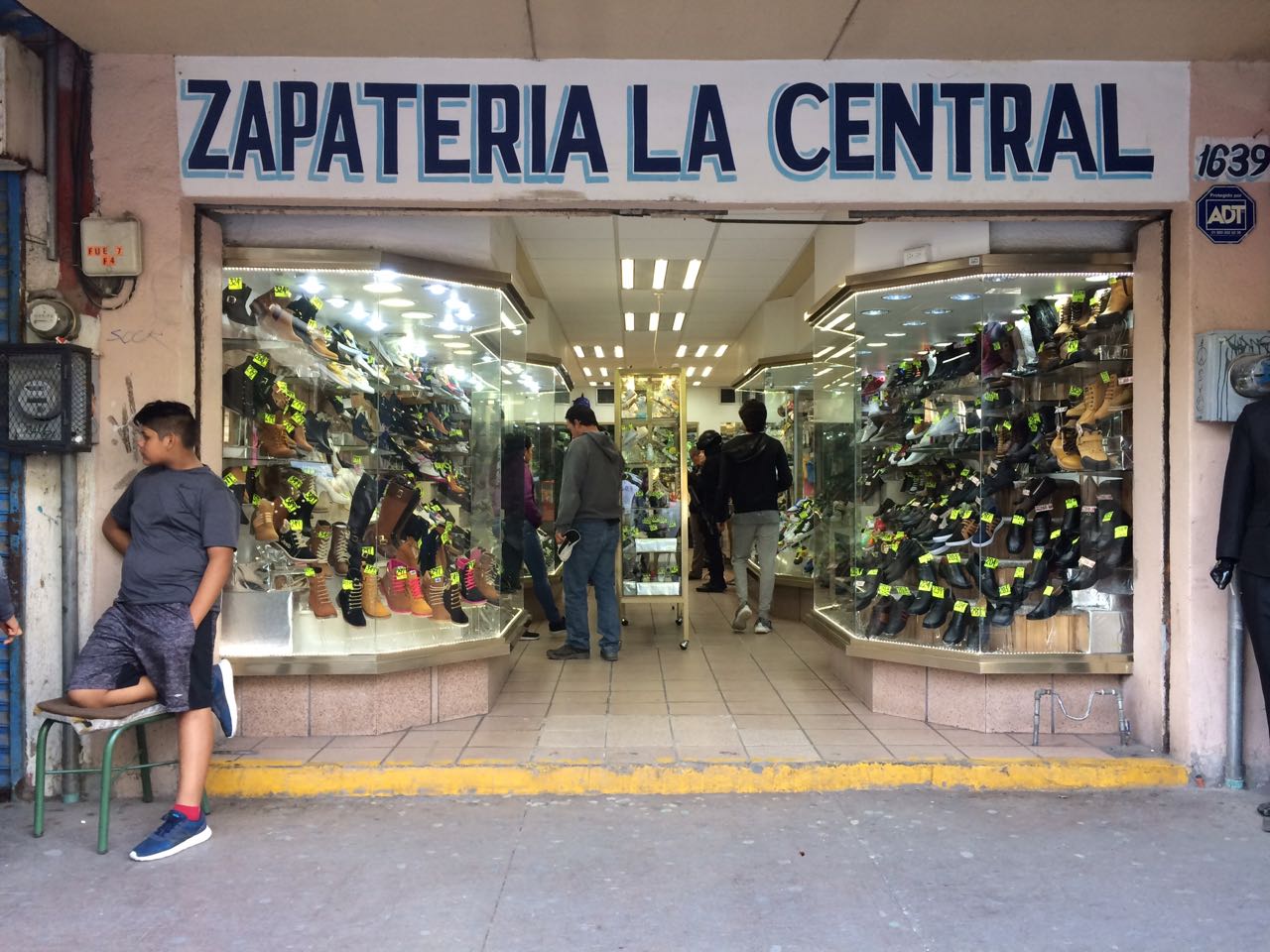 Los asaltantes lograron escapar con el dinero de la caja y un celular de un empleado.