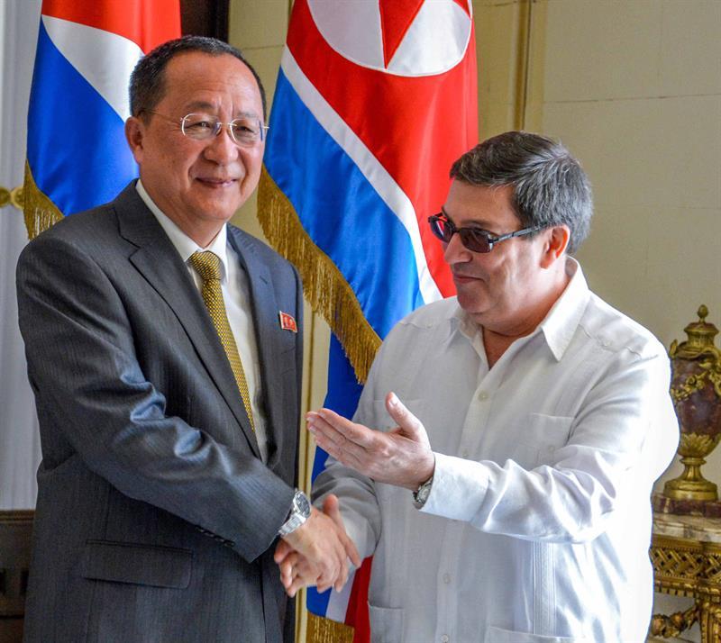 Los cancilleres de Cuba, Bruno Rodríguez y de Corea del Norte, Ri Yong-ho, en La Habana.