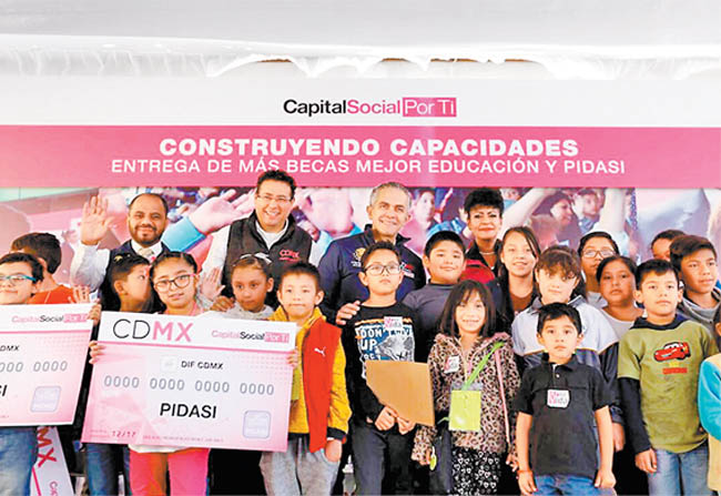 El jefe de Gobierno con algunos de los beneficiados. 