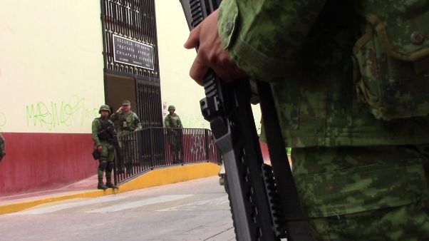 Elementos de la Policía Estatal y de la Sedena hacen recorridos por los lugares donde se localizan escuelas.