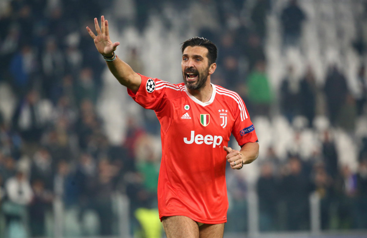 Gianluigi Buffon se quedó en ropa interior al finalizar el partido