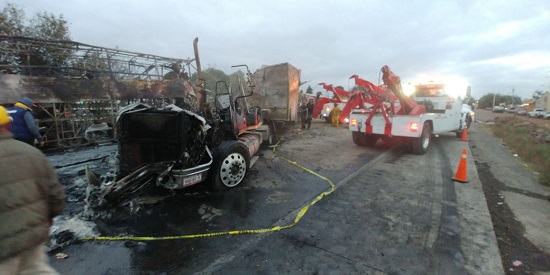 En la imagen compartida por la Policía Federal se observa el tráiler accidentado y los equipos de rescate trabajando.