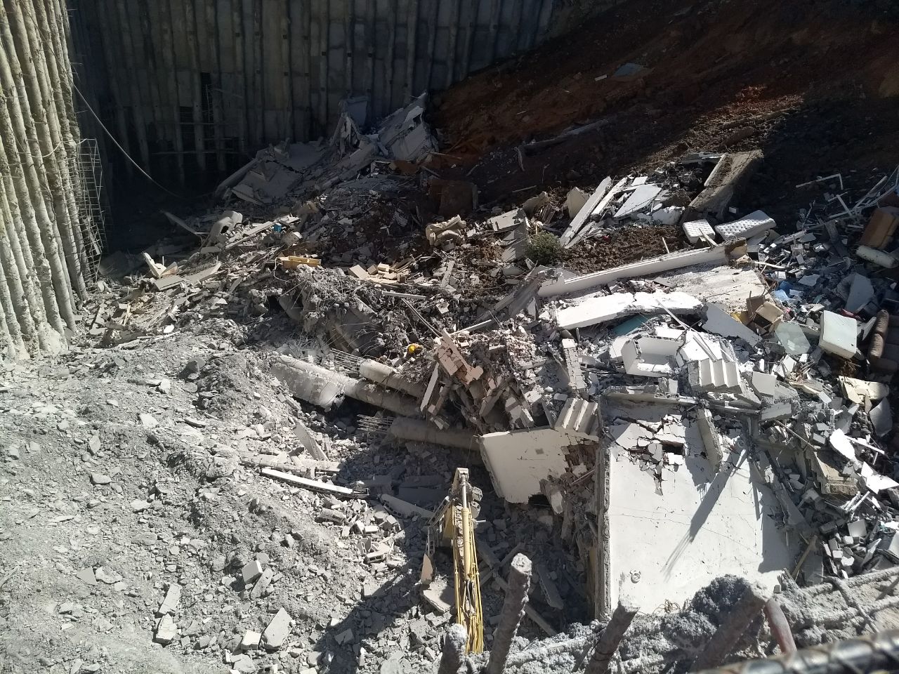 Las obras de una construcción aledaña dañaron las viviendas derrumbadas aseguró Miguel Ángel Perales, subdirector de la corporación.