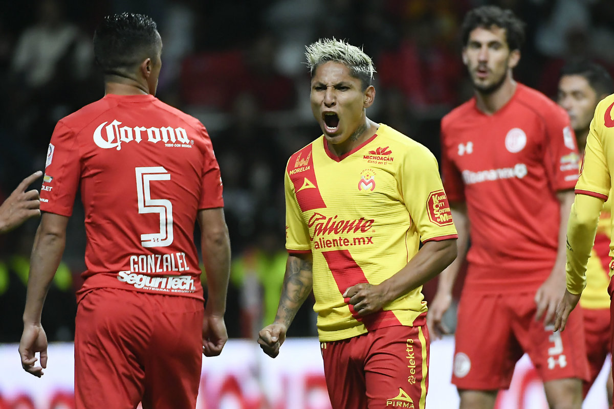 Raúl Ruidíaz tras anotar de penal contra Toluca
