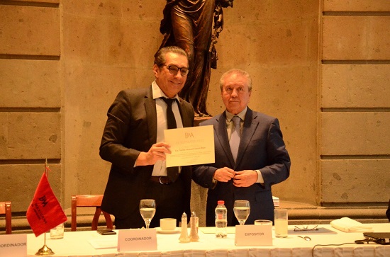 El abogado Víctor Manuel Garcés Rojo recibió un reconocimiento de la BMA.
