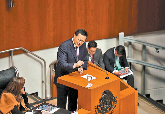 El titular de Gobernación durante su comparecencia en la Cámara alta. 