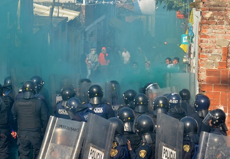 Granaderos se enfrentaron con habitantes, quienes pretendían linchar a los presuntos ladrones.