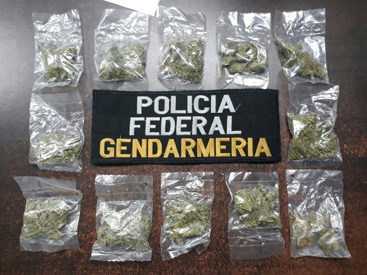 La mariguana incautada al joven.