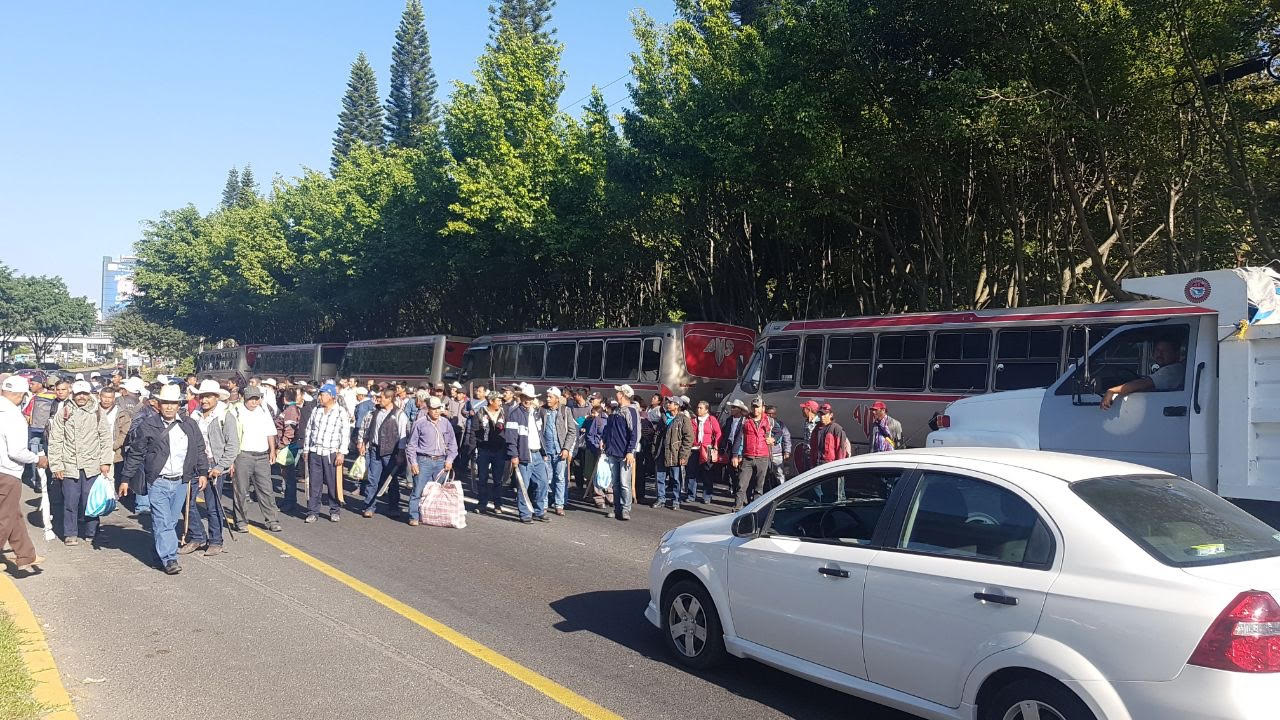 Los campesinos bloquean ambos carriles del acceso a Xalapa.