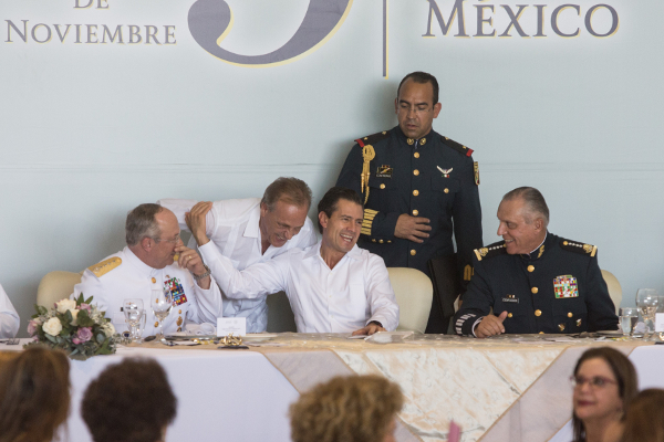 El presidente Enrique Peña Nieto, Vidal Soberón, titular de la Semar, y Salvador Cienfuegos, titular de la Sedena, durante el evento conmemorativo del