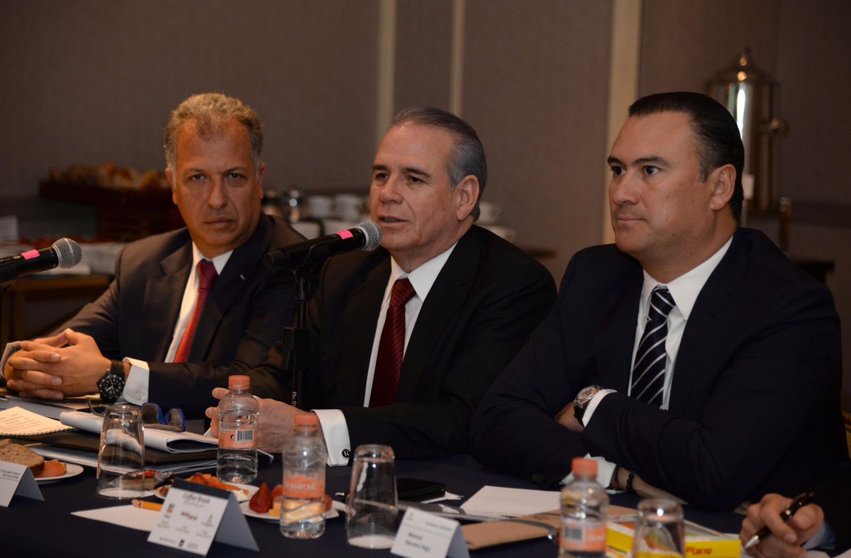 El procurador Federal del Consumidor, Rogelio Cerda (centro).