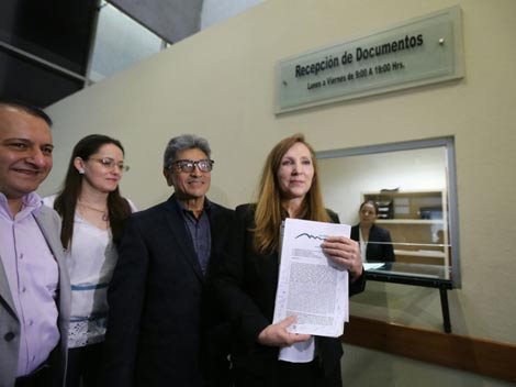 Los quejosos encabezados por Celina Cañada presentaron una denuncia de hechos ante el Congreso del Estado. 