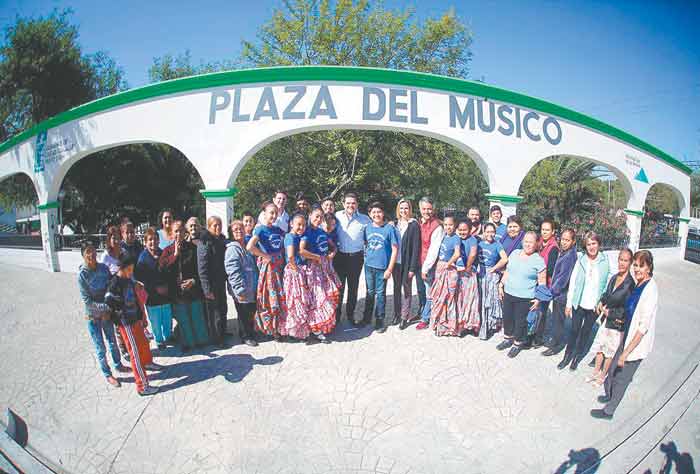 El alcalde Francisco Cienfuegos acudió a la entrega de las obras.
