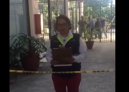 El documento fue leído por una funcionaria a los usuarios que aguardan afuera del inmueble.