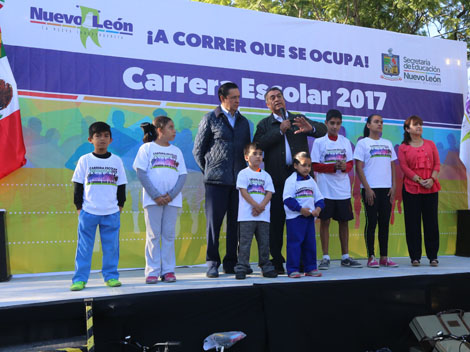 El gobernador durante el evento '¡A correr que se ocupa!'.