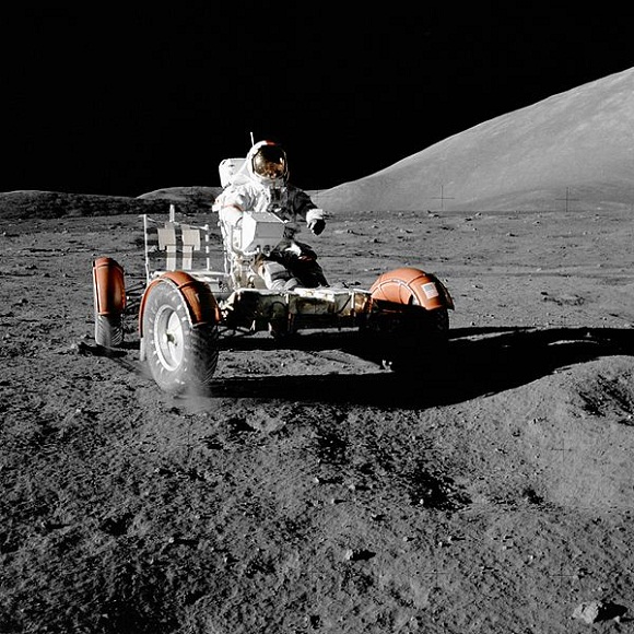 El Lunar Rover Vehicle en la superficie de la Luna.