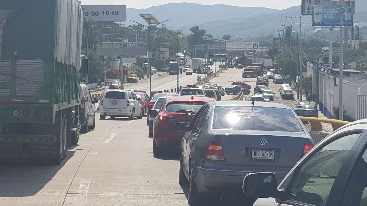 Los estudiantes se taparon las caras con máscaras y playeras.