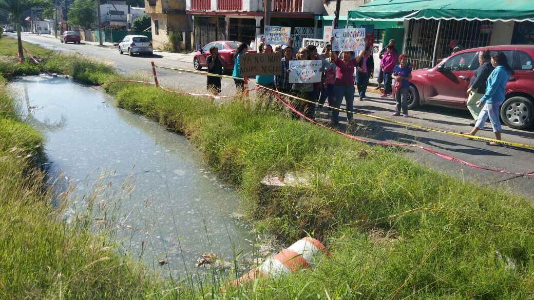 Manifestantes se quejan por fuga de aguas negras