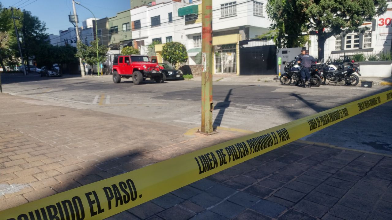 El visitador de nombre circulaba sobre la calle Pedro Moreno a bordo de un Jeep en color rojo cuando otro automóvil le cerró el paso.