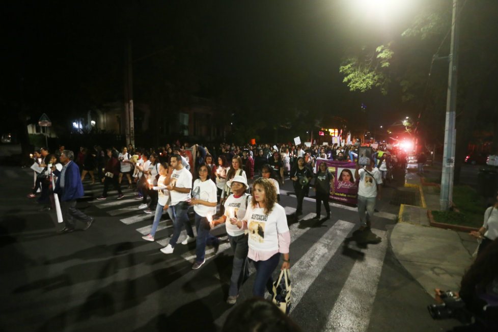Decenas de mujeres salieron a la calle para alzar la voz contra los feminicidios. 