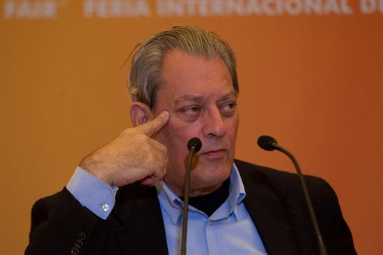 El escritor estadunidense Paul Auster en conferencia de prensa en la FIL 31