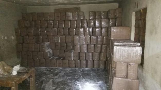 En el interior del inmueble se encontraron paquetes envueltos con cinta canela. 
