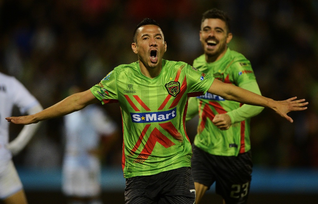 Jugadores de Juárez  en festejo de gol