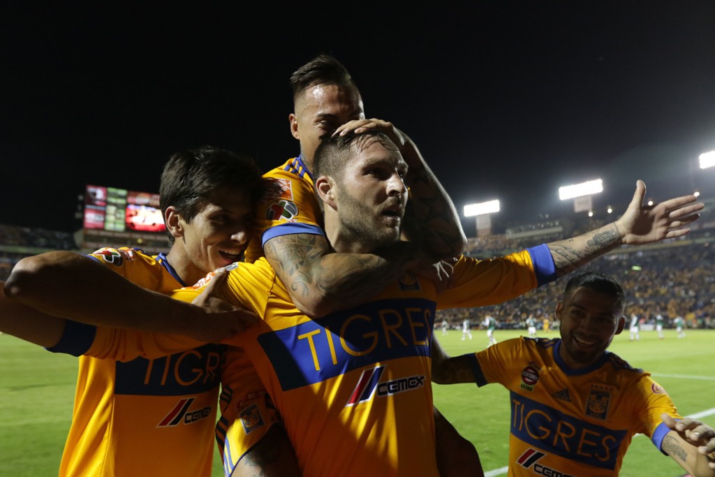 Jugadores de Tigres en festejo de gol