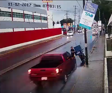 La camioneta impactó al repartidor y no detuvo la marcha.