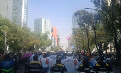 Los manifestantes ocupan los carriles centrales de Reforma y se dirijen al Zócalo capitalino.