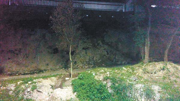 Los vecinos señalan que los deslaves se han presentado donde finaliza la plaza comercial.