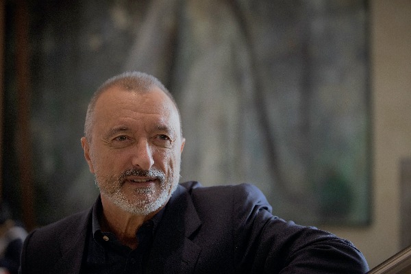 Arturo Pérez-Reverte presenta en la FIL de Guadalajara su más reciente novela, 'Eva'.