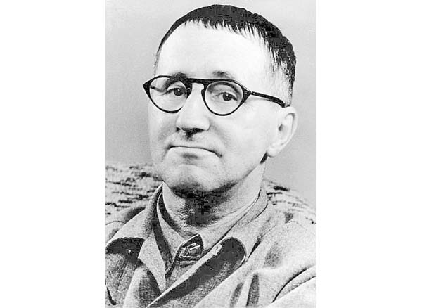 Bertolt Brecht, autor de una escena que nos permite ver más allá de los hechos.