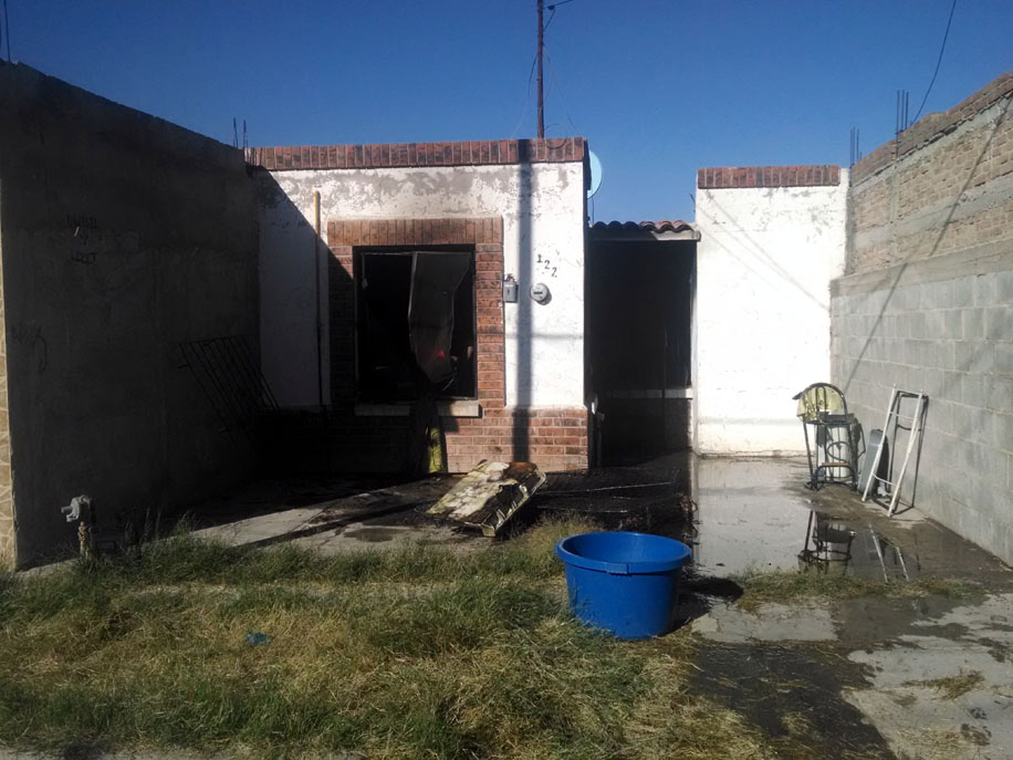 Bomberos se encargaron que el incendió no se propagara en la casa contigua.