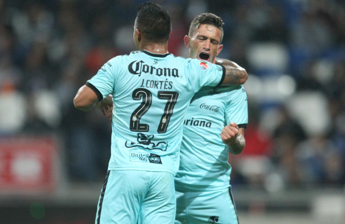 Brian Lozano y Javier Cortés en festejo de gol