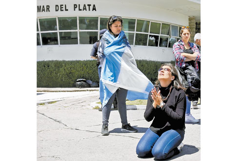Familia de los tripulantes esperan noticias en la base naval de Mar del Plata. 