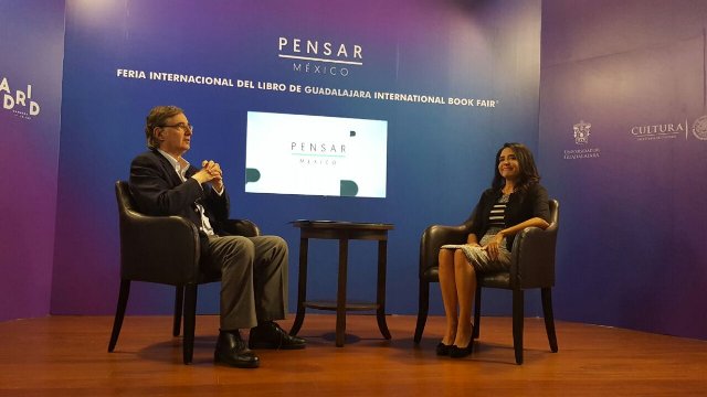 La líder nacional del PRD, Alejandra Barrales participó en la FIL. 