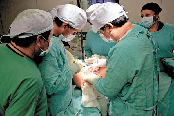 Médicos realizan una operación para realizar un trasplante.