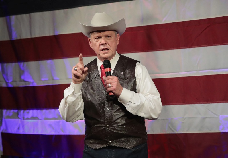 Moore, quien ha desmentido las acusaciones, era el favorito para la elección parcial al Senado del 12 de diciembre hasta que estalló el escándalo.
