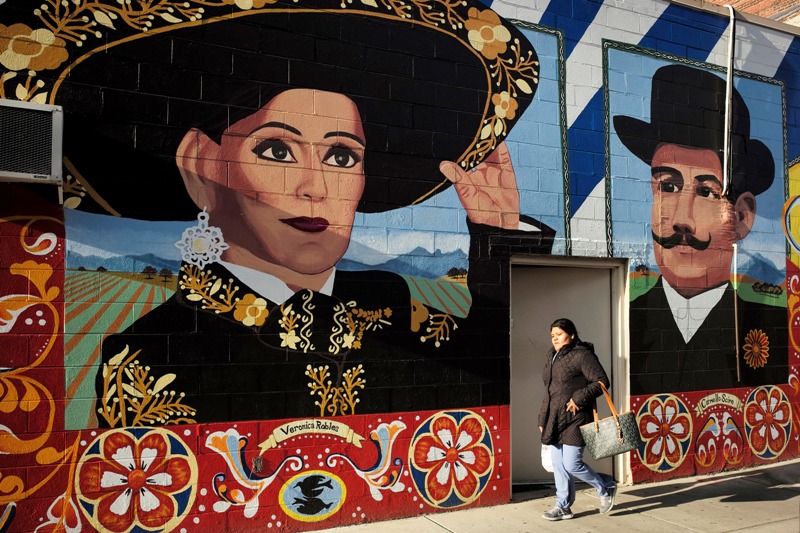 Las obras de arte también incluyen una cita traducida al español, italiano, yidis y otras lenguas: "Siempre serás bienvenido en la ciudad de Boston".