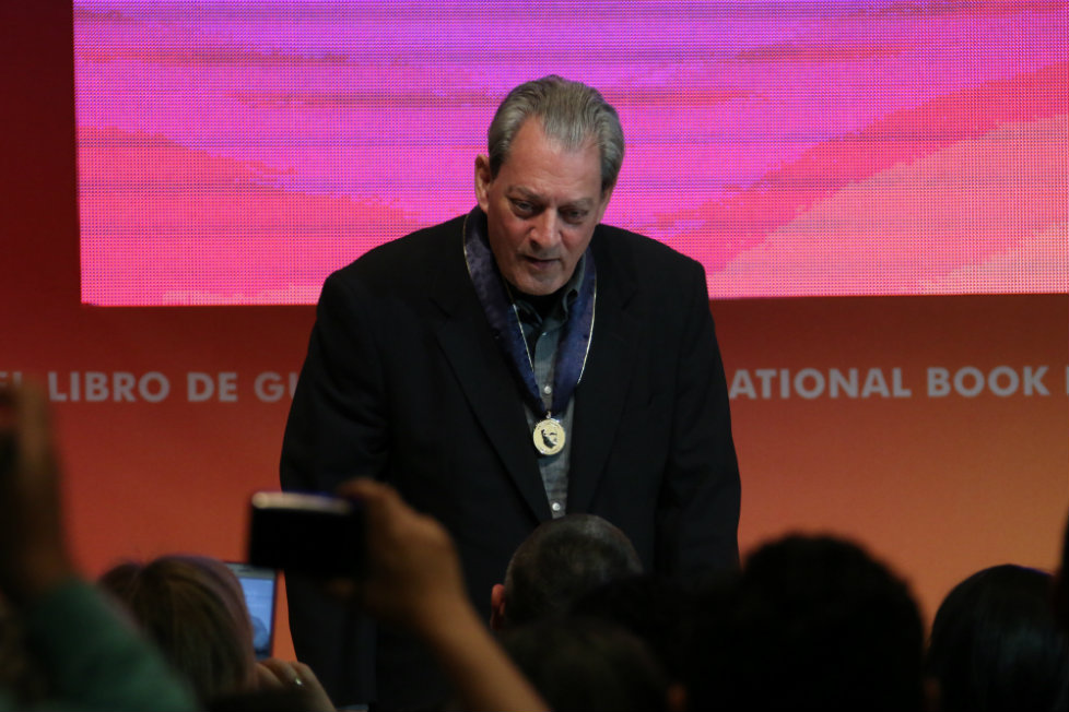 Paul Auster recibió la medalla Carlos Fuentes este domingo.